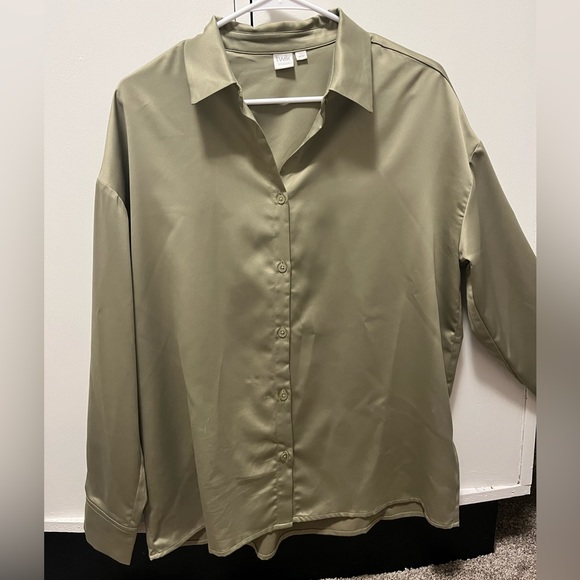 Longsleeve sage green satin button up - Picture 2 of 8